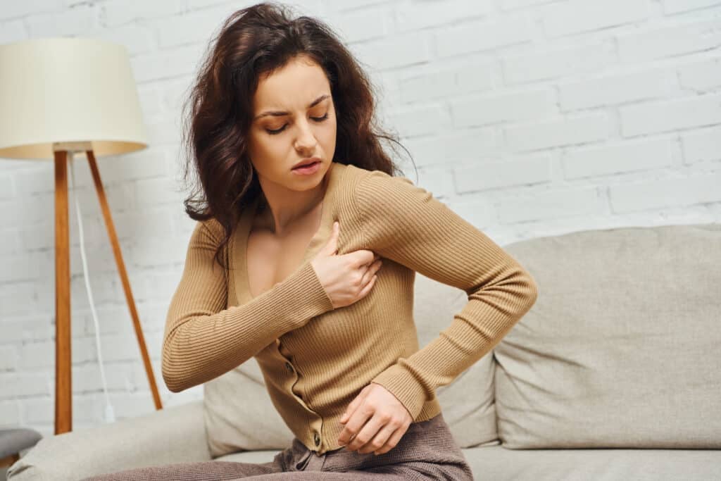 heart attack symptoms in women - shoulder pain